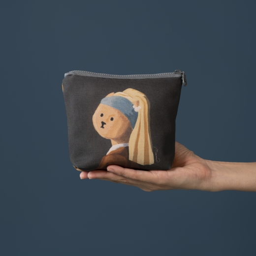 手工防水化妝／旅行包－【 永恆的貓女子 】戴珍珠耳環的少女(圖)